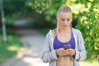 atletik genç kadın koşu sonra dinlenme.