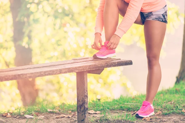 Mulher se preparando para começar a correr treino — Fotografia de Stock