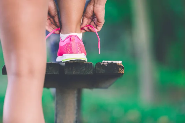 Mulher se preparando para começar a correr treino — Fotografia de Stock