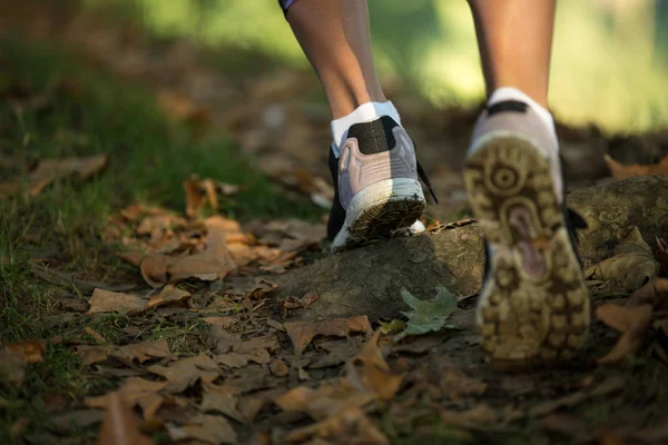 Жінка ноги в взутті біг — стокове фото