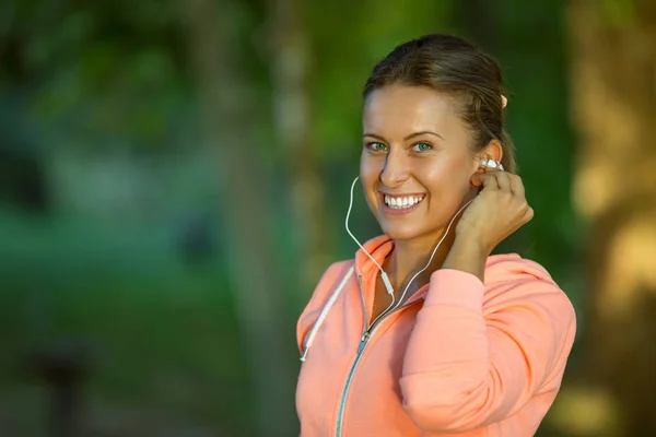 Kadın fitness müzik dinleme sırasında — Stok fotoğraf