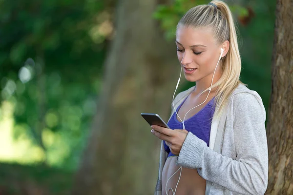 Uvolněné fitness žena textové zprávy sms — Stock fotografie