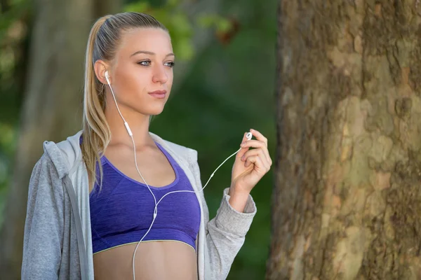 Jovem jogging senhora em uma estrada parque — Fotografia de Stock