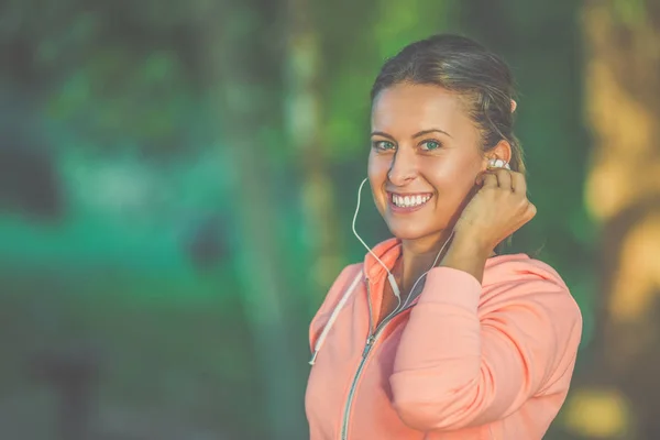 Mujer durante fitness escuchando música — Foto de Stock