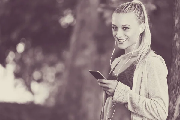 Relajado fitness mujer mensajes de texto sms — Foto de Stock