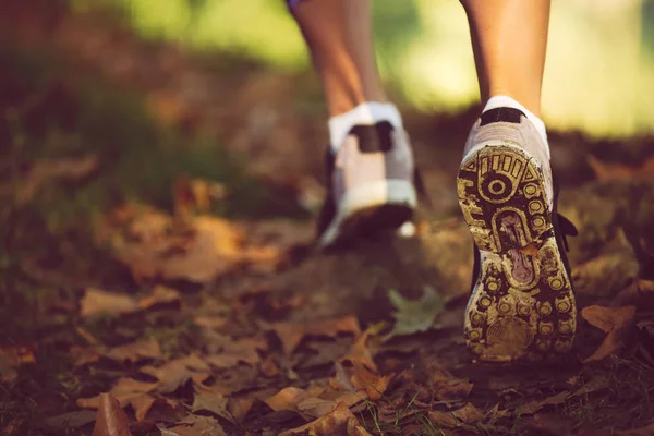 Vrouw voeten in schoenen joggen — Stockfoto