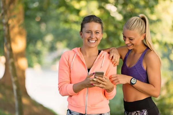 Meninas bonitas tirando uma selfie com um telefone inteligente . — Fotografia de Stock