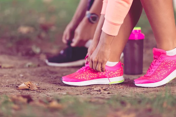 Mulher se preparando para começar a correr treino — Fotografia de Stock