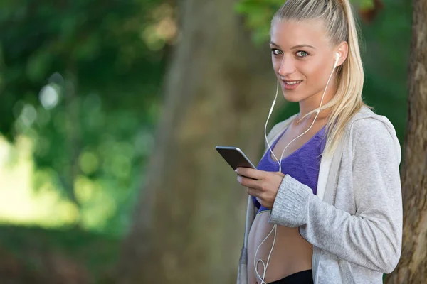 Relajado fitness mujer mensajes de texto sms — Foto de Stock