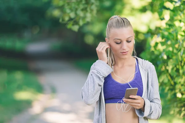 Atlético jovem mulher descansando após jogging . — Fotografia de Stock