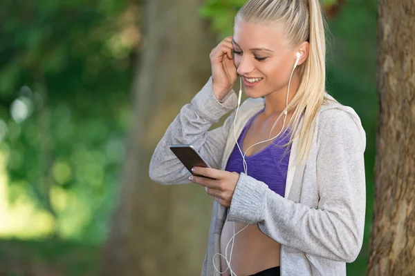 Relaxado fitness mulher SMS sms — Fotografia de Stock