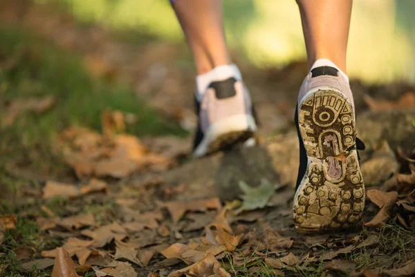 Mulher pés em sapatos jogging — Fotografia de Stock