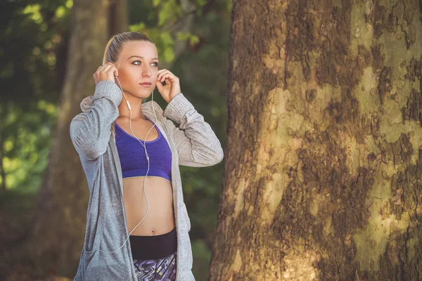 Jovem jogging senhora em uma estrada parque — Fotografia de Stock