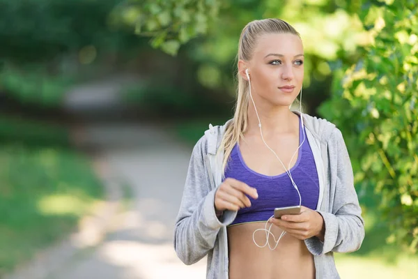 Atlético jovem mulher descansando após jogging . — Fotografia de Stock