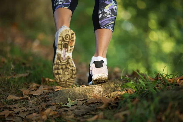 Mulher pés em sapatos jogging — Fotografia de Stock