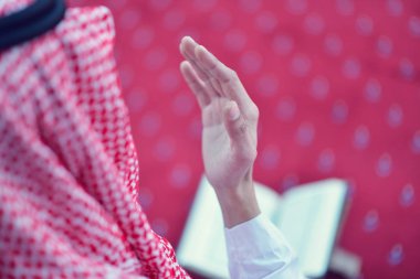 Müslüman Arapça adam dua