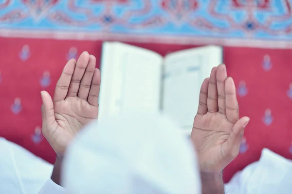 Afrikanischer muslimischer Mann betet zu Gott — Stockfoto