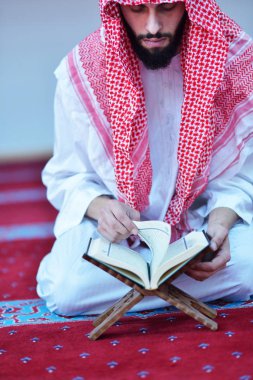 Müslüman Arapça adam dua