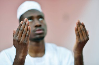 Tanrı'ya dua Afrika Müslüman erkek