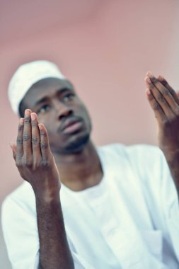 Tanrı'ya dua Afrika Müslüman erkek