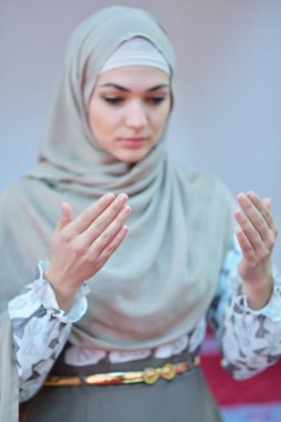 Müslüman kadın camide namaz kılıyor.