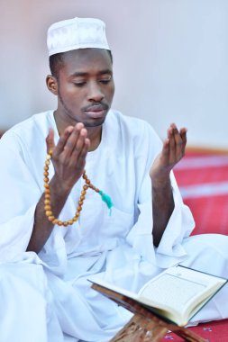 Tanrı'ya dua Afrika Müslüman erkek