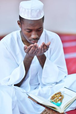 Tanrı'ya dua Afrika Müslüman erkek