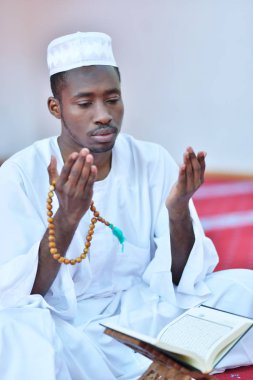 Tanrı'ya dua Afrika Müslüman erkek