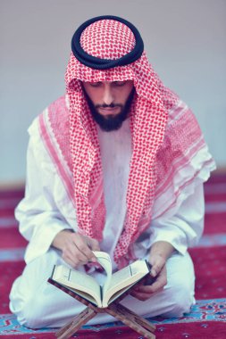 Müslüman Arapça adam dua