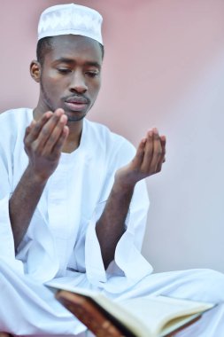 Tanrı'ya dua Afrika Müslüman erkek