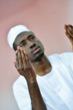 Tanrı'ya dua Afrika Müslüman erkek