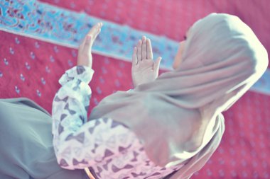 Müslüman kadın camide namaz kılıyor.