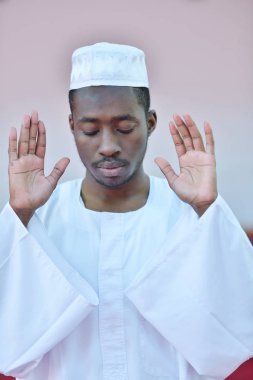 Tanrı'ya dua Afrika Müslüman erkek