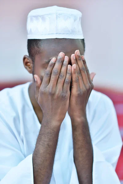 Afrikanischer muslimischer Mann betet zu Gott — Stockfoto