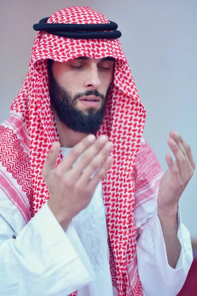 Muslimský arabský muž modlitby — Stock fotografie