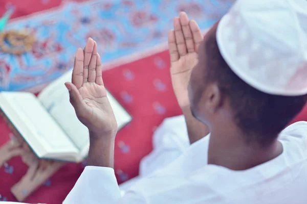 Африканських мусульман людина молилися Богу — стокове фото