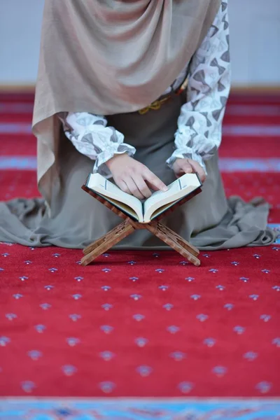 Mulher muçulmana orando na mesquita — Fotografia de Stock