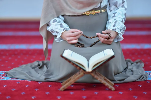 Müslüman kadın camide namaz kılıyor. — Stok fotoğraf