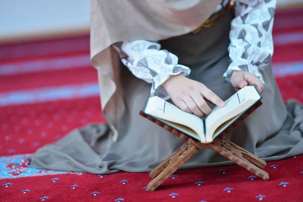 Femme musulmane priant dans la mosquée — Photo