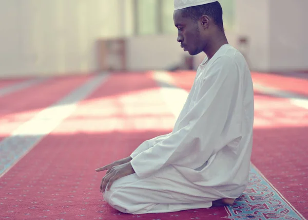 Αφρικανική μουσουλμανική άνθρωπος που προσεύχεται στο Θεό — Φωτογραφία Αρχείου