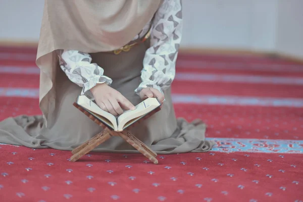 Μουσουλμάνα γυναίκα προσεύχεται στο τζαμί — Φωτογραφία Αρχείου