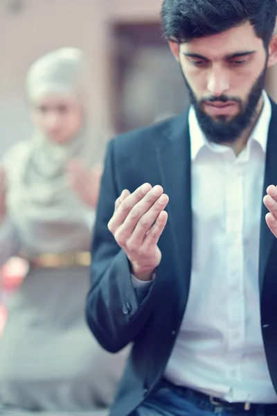 Muslim man and woman praying — Stock Photo, Image