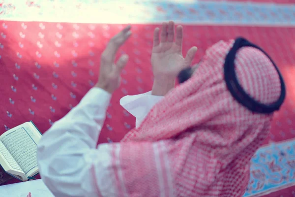 Müslüman Arapça adam dua