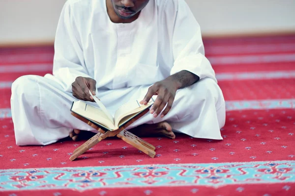 Hombre musulmán africano orando a Dios —  Fotos de Stock