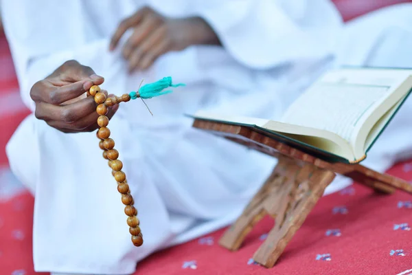 Africano musulmano uomo pregando Dio — Foto Stock