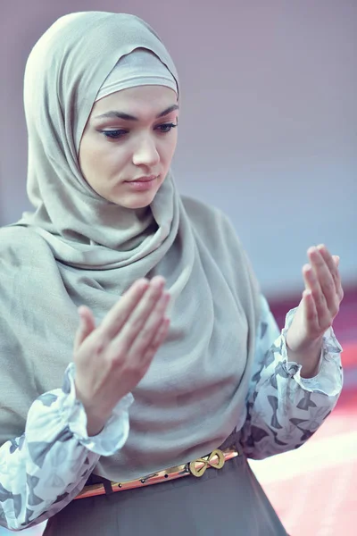 Muslim woman praying in mosque — Stock Photo, Image