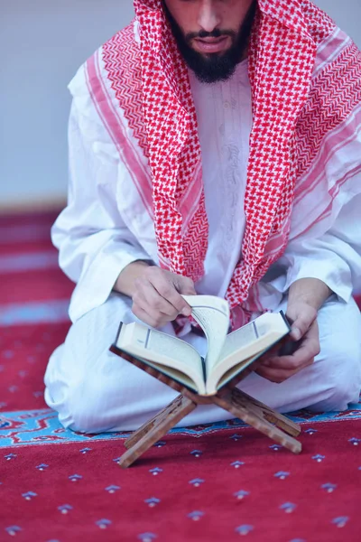 Muslimska arabiska man be — Stockfoto