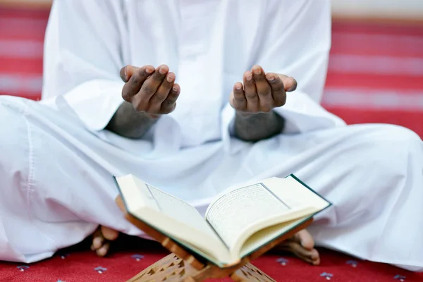 Africano homem muçulmano orando a Deus — Fotografia de Stock