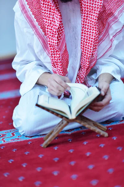 Muslimska arabiska man be — Stockfoto