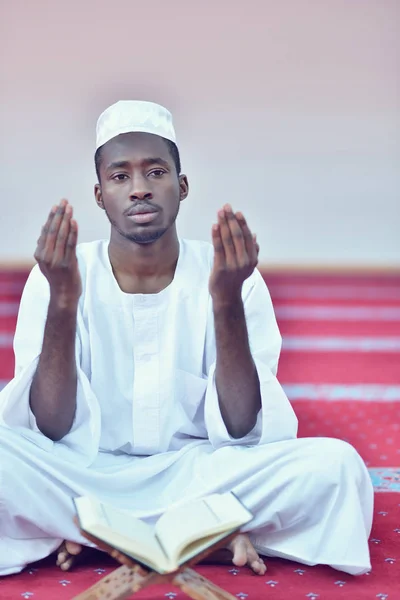 African Muslim Man Praying To God — Stock Photo, Image